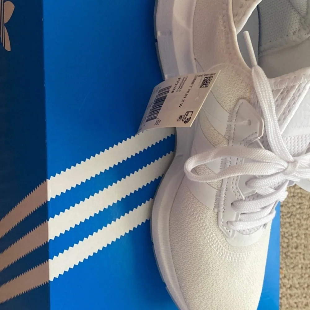 Adidas Swift Run Size 7 - Picture 2 of 2